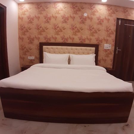 Triom Hotel Delhi  Exteriör bild