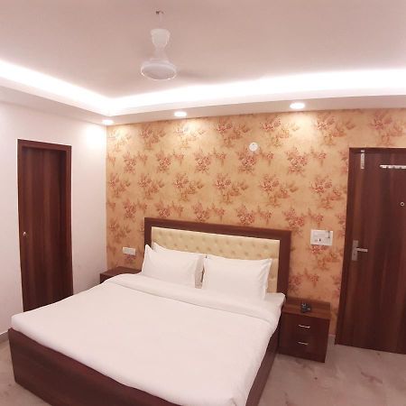 Triom Hotel Delhi  Exteriör bild