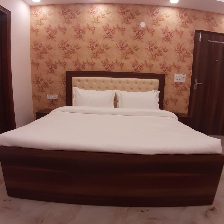 Triom Hotel Delhi  Exteriör bild