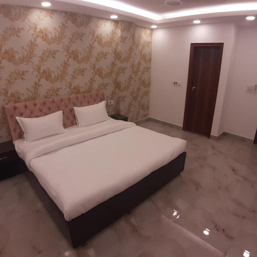 Triom Hotel Delhi  Exteriör bild